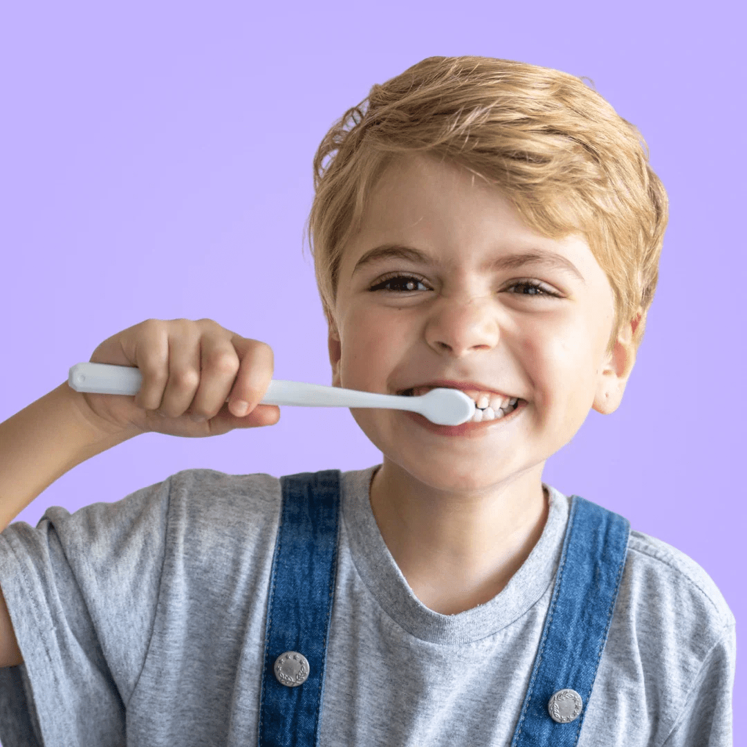 Mléčné zuby: Kdy rostou a vypadávají? - LYSS.cz